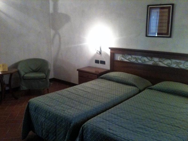 Bes Hotel Bergamo La Muratella Cologno al Serio Habitación foto