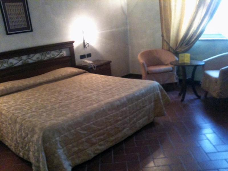 Bes Hotel Bergamo La Muratella Cologno al Serio Habitación foto